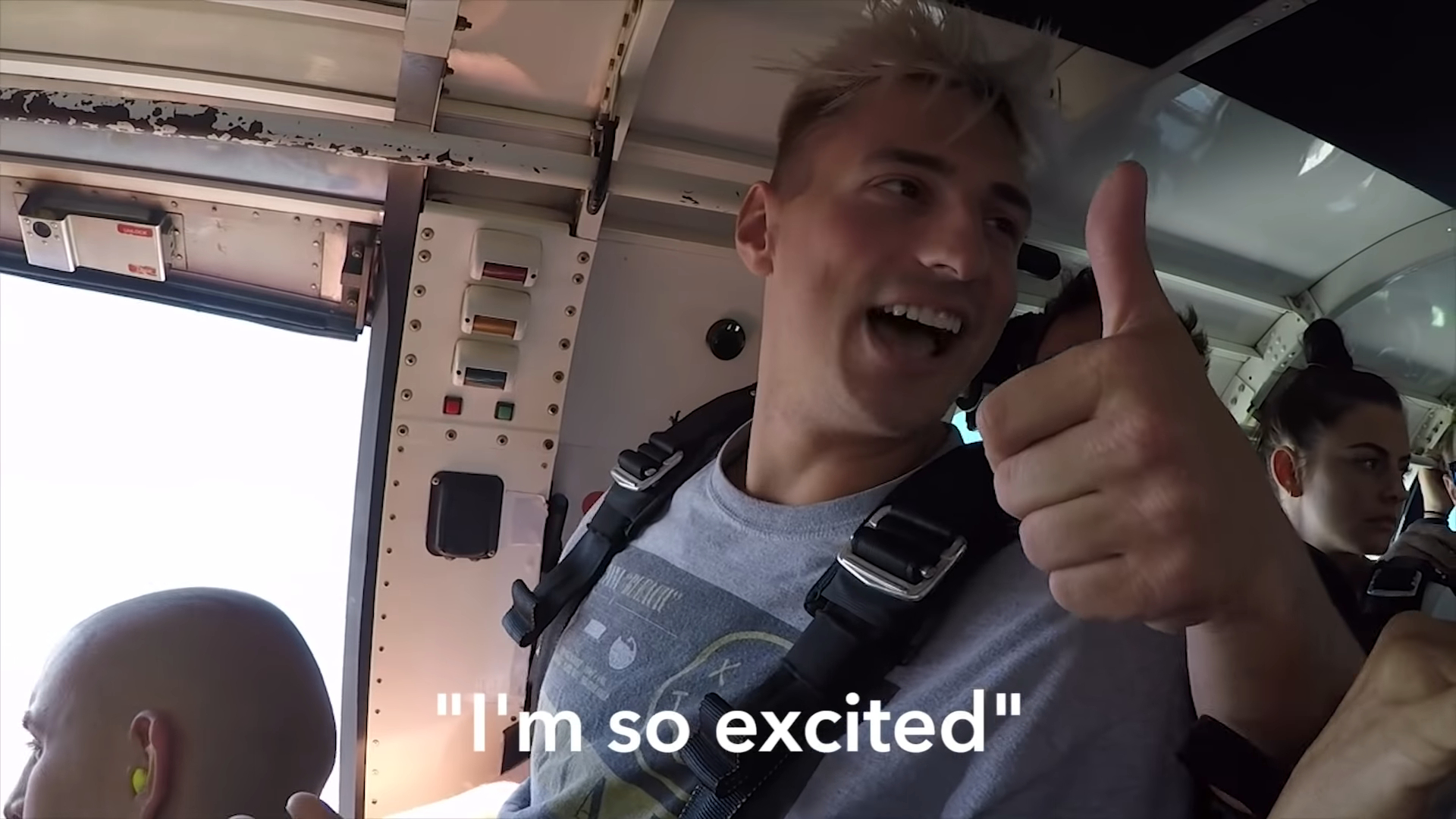 Screenshotter-FIRSTTIMESKYDIVINGfor25THBIRTHDAY14000ftNEARCOLLISION-1’55” Screenshotter FIRSTTIMESKYDIVINGfor25THBIRTHDAY14000ftNEARCOLLISION 1’55”