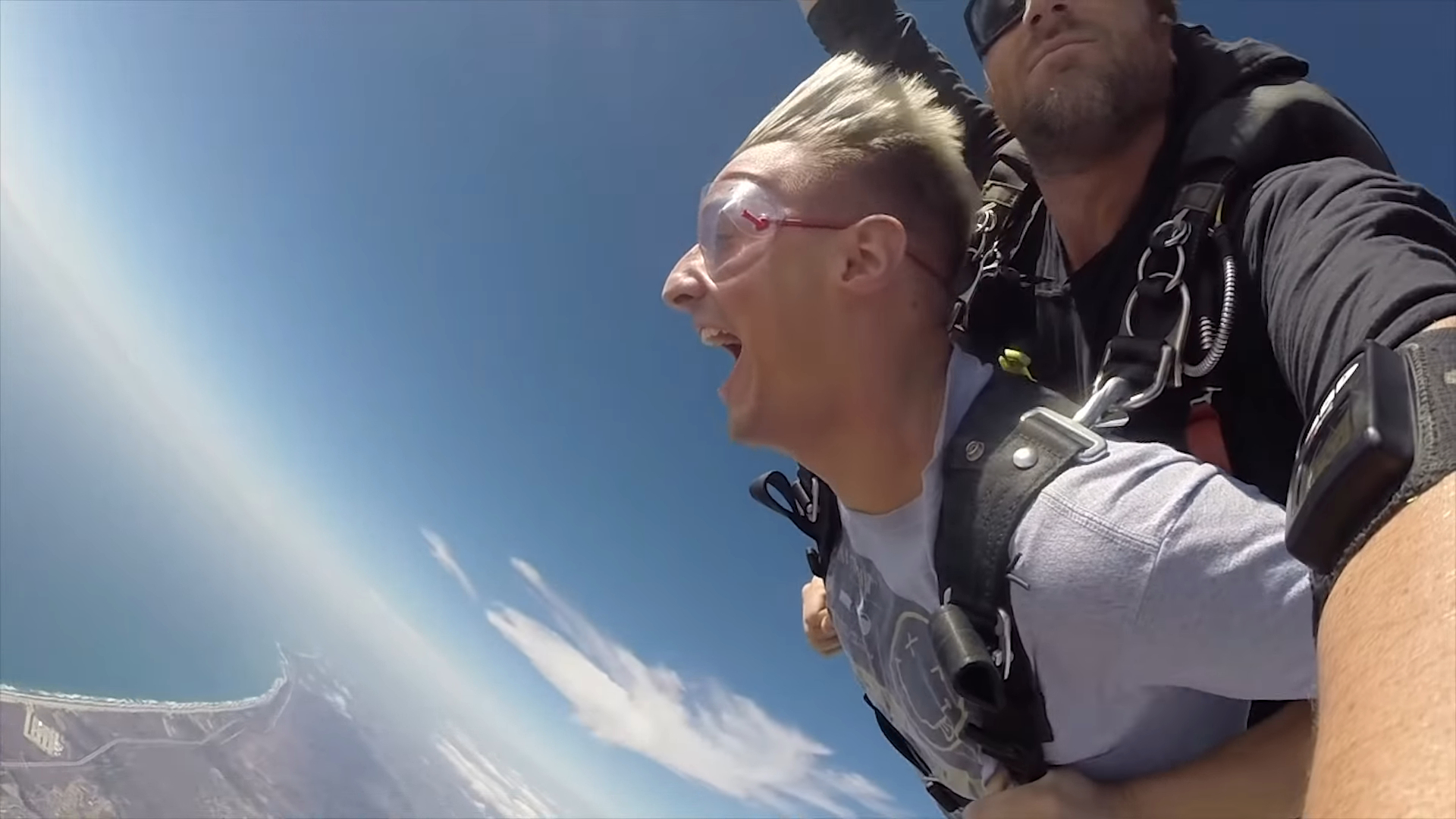 Screenshotter-FIRSTTIMESKYDIVINGfor25THBIRTHDAY14000ftNEARCOLLISION-2’16” Screenshotter FIRSTTIMESKYDIVINGfor25THBIRTHDAY14000ftNEARCOLLISION 2’16”