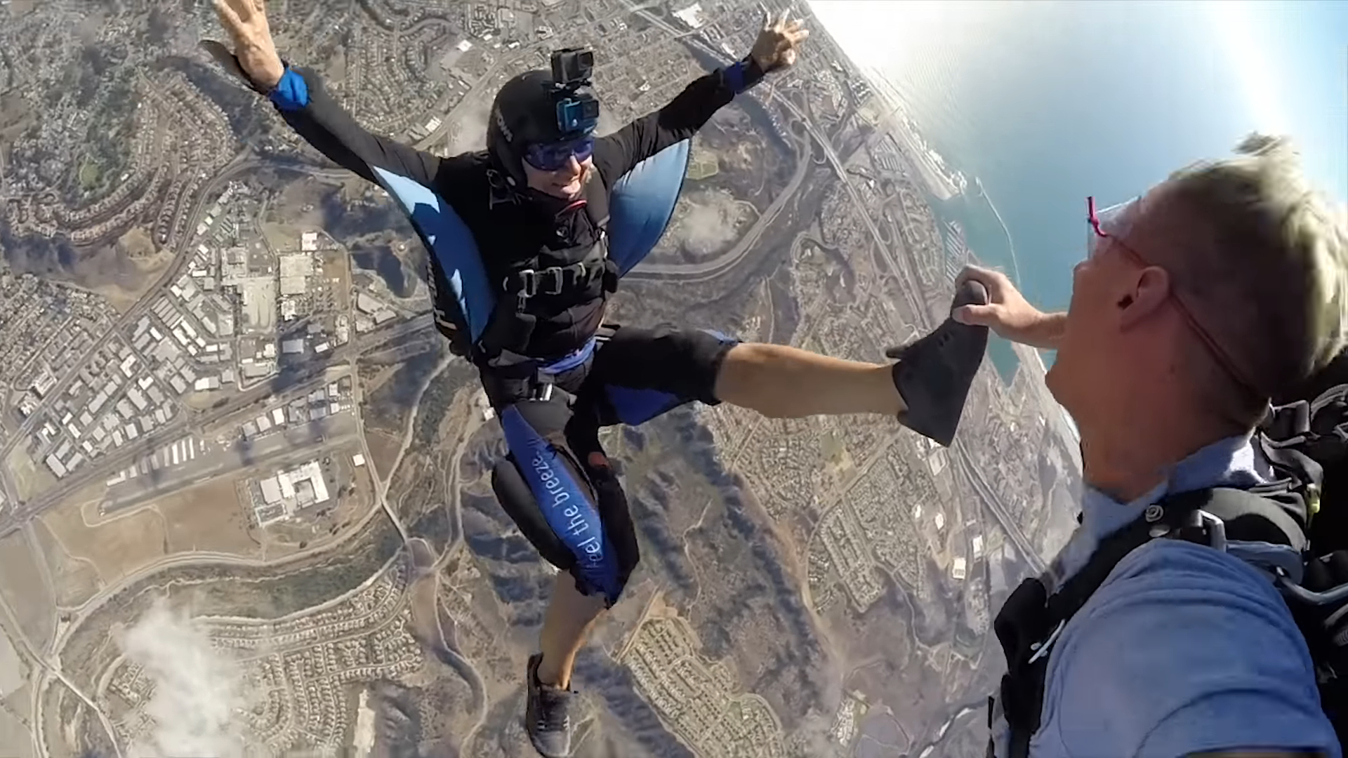 Screenshotter-FIRSTTIMESKYDIVINGfor25THBIRTHDAY14000ftNEARCOLLISION-2’38” Screenshotter FIRSTTIMESKYDIVINGfor25THBIRTHDAY14000ftNEARCOLLISION 2’38”