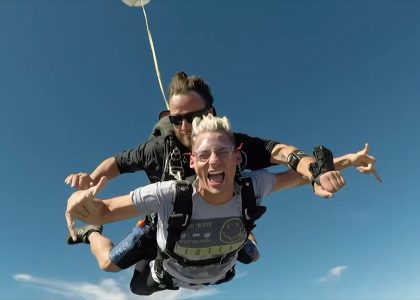 Screenshotter FIRSTTIMESKYDIVINGfor25THBIRTHDAY14000ftNEARCOLLISION 2’46”