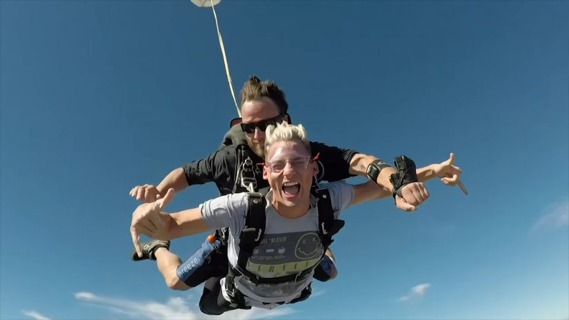 Screenshotter FIRSTTIMESKYDIVINGfor25THBIRTHDAY14000ftNEARCOLLISION 2’46 "