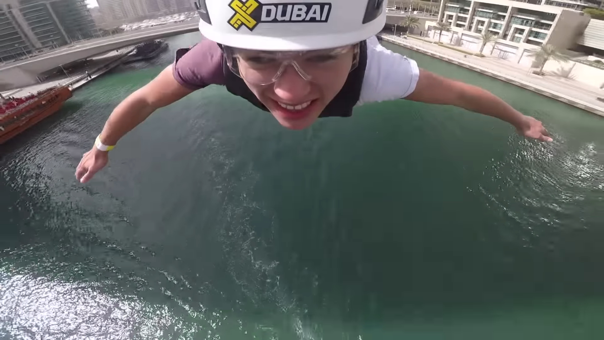 Screenshotter RidingTheWorldsLongestUrbanZiplineDUBAI 5’57”
