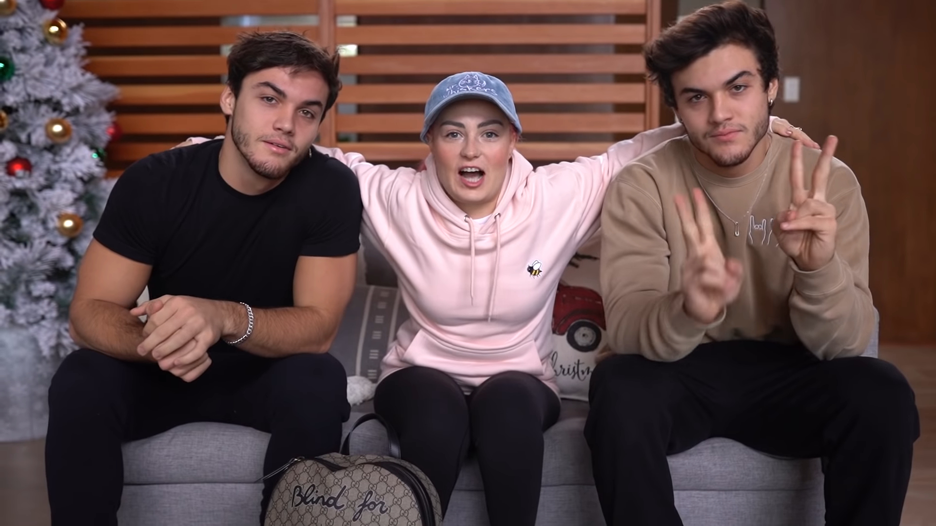 Screenshotter-BLINDFOLDEDSKYDIVINGWTHEDOLANTWINS-0’15” Screenshotter BLINDFOLDEDSKYDIVINGWTHEDOLANTWINS 0’15”