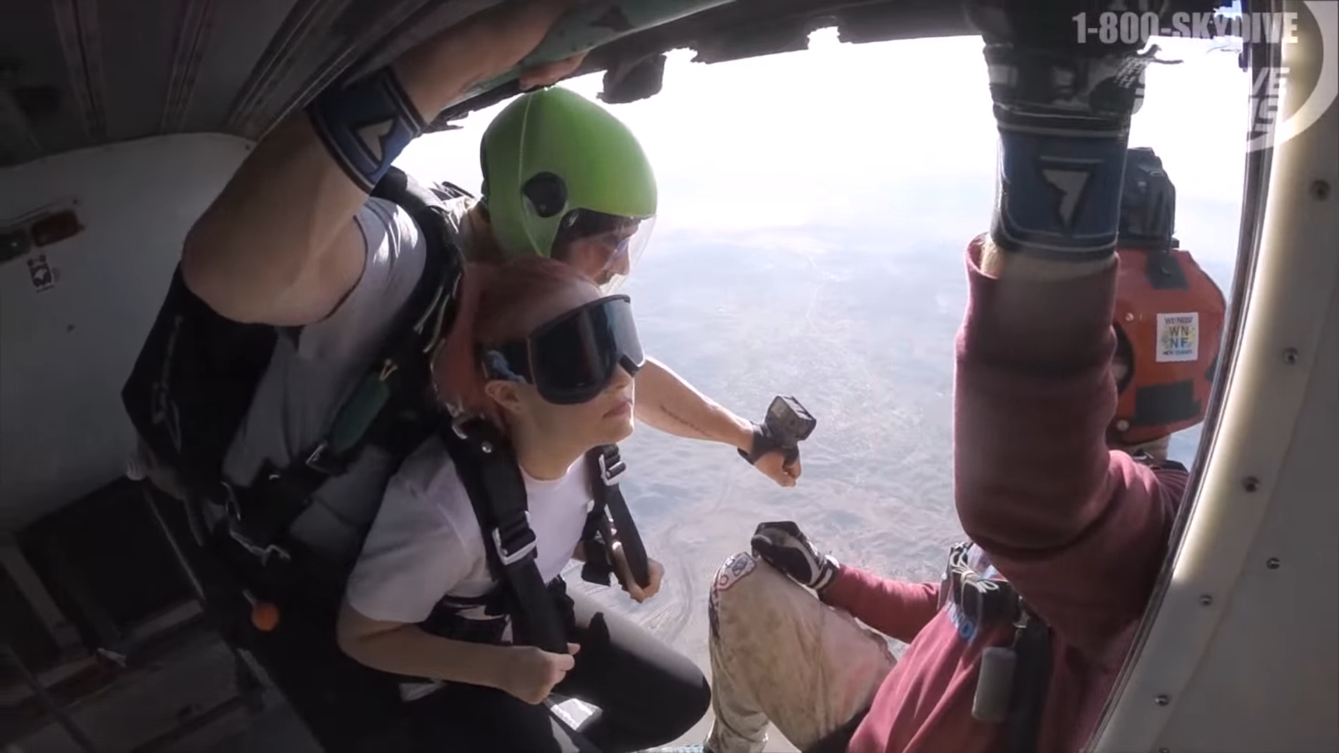 Screenshotter-BLINDFOLDEDSKYDIVINGWTHEDOLANTWINS-16’00” Screenshotter BLINDFOLDEDSKYDIVINGWTHEDOLANTWINS 16’00”