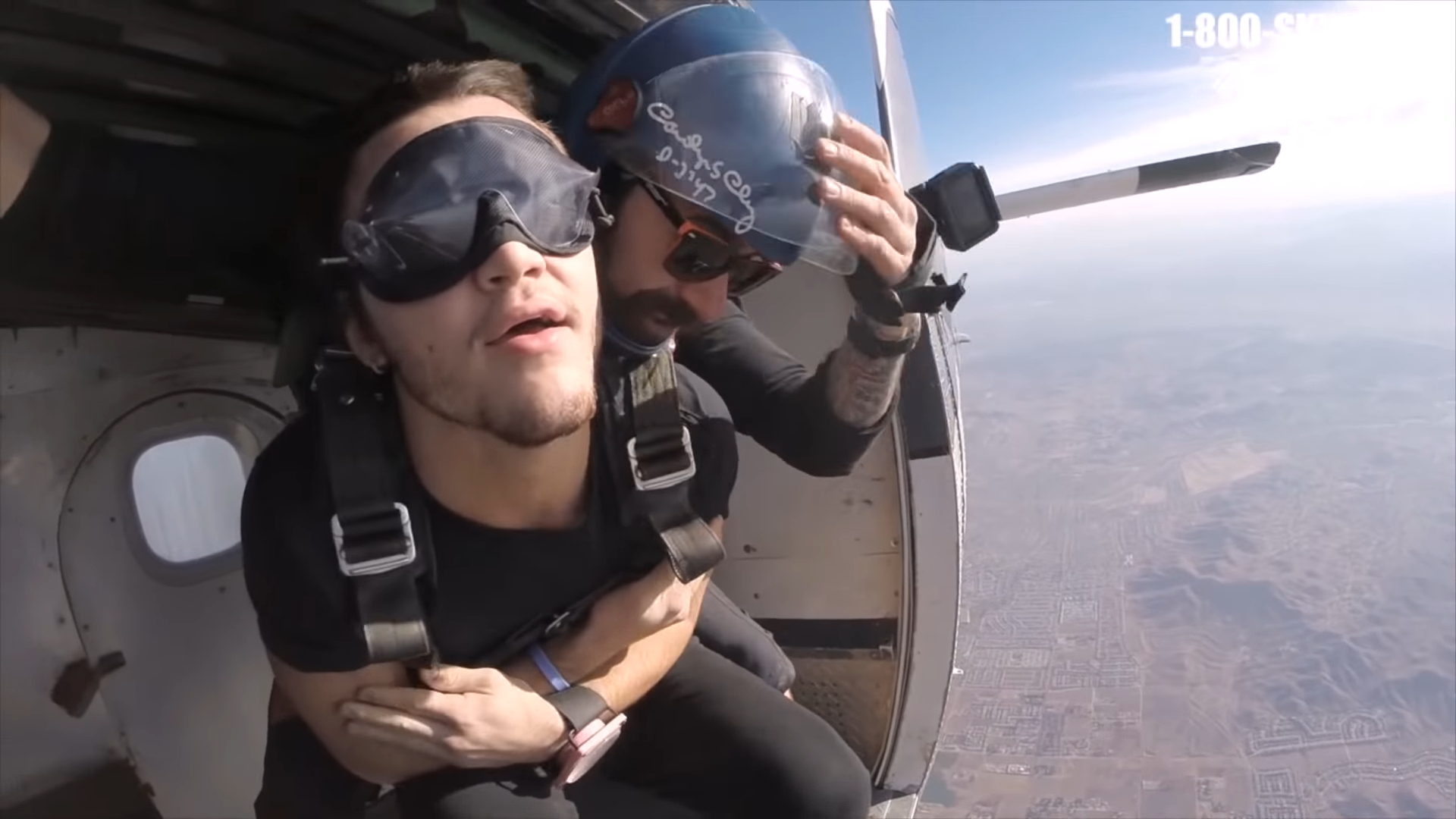 Screenshotter-BLINDFOLDEDSKYDIVINGWTHEDOLANTWINS-16’07” Screenshotter BLINDFOLDEDSKYDIVINGWTHEDOLANTWINS 16’07”