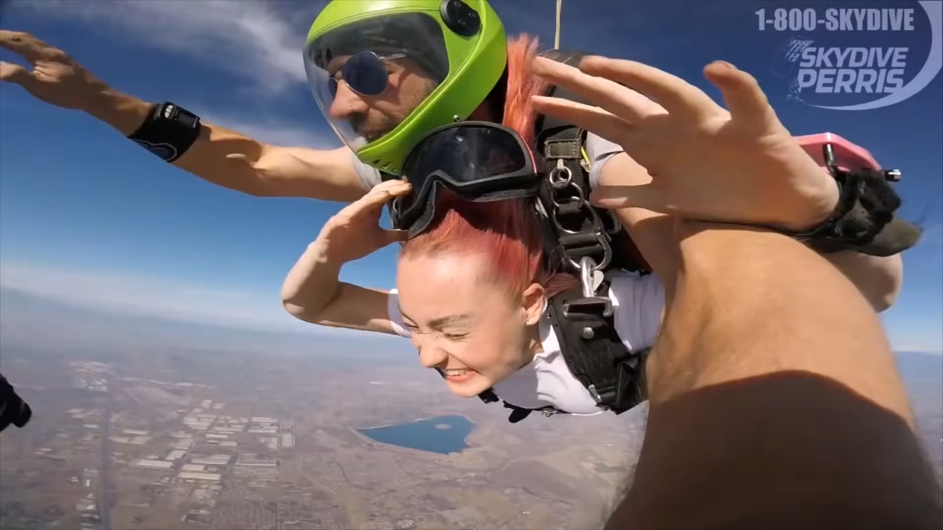 Screenshotter-BLINDFOLDEDSKYDIVINGWTHEDOLANTWINS-16’20” Screenshotter BLINDFOLDEDSKYDIVINGWTHEDOLANTWINS 16’20”