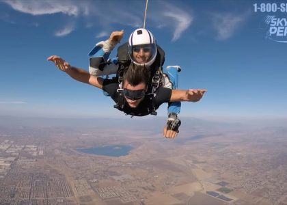 Screenshotter BLINDFOLDEDSKYDIVINGWTHEDOLANTWINS 16’25”