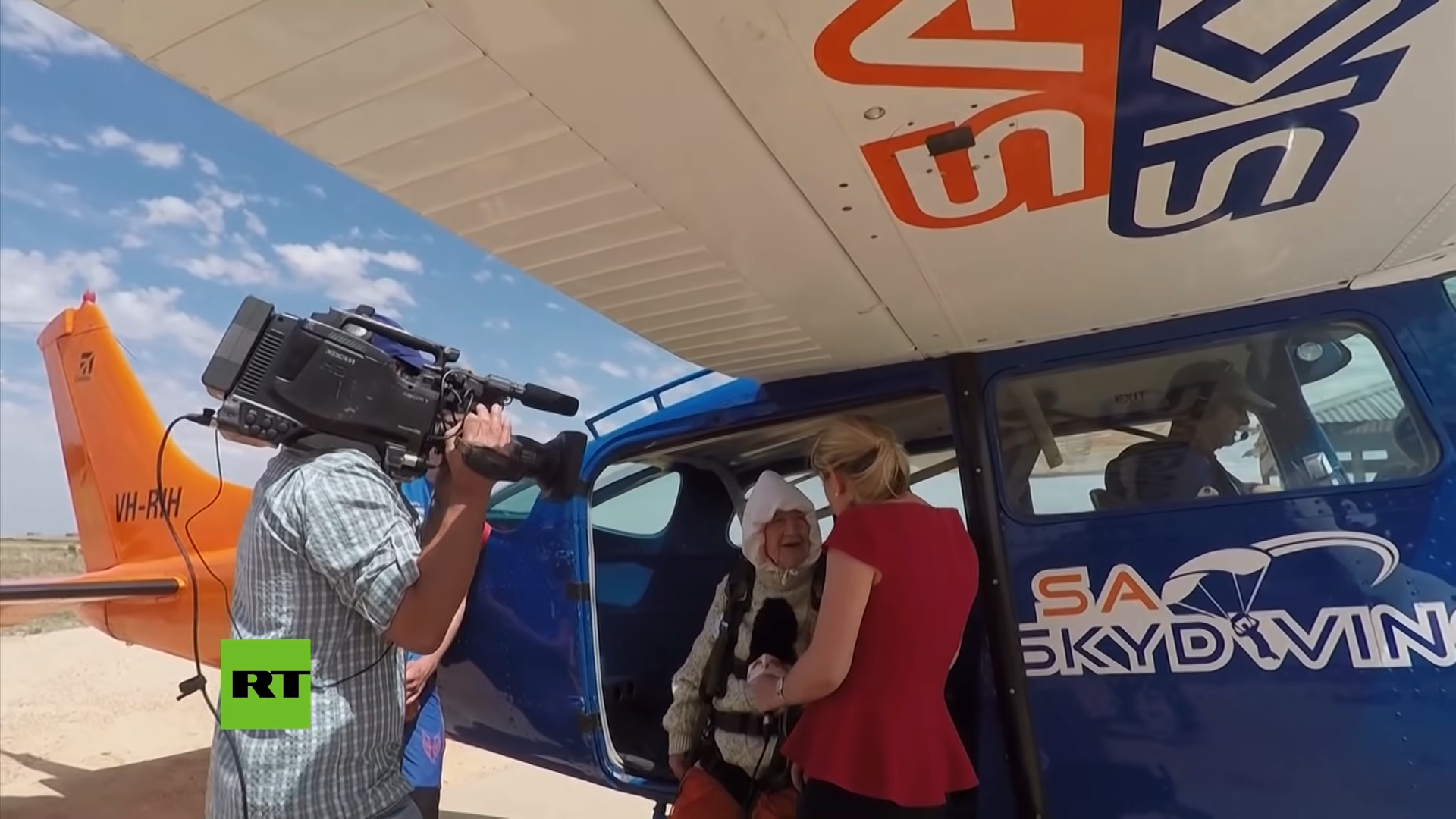 Screenshotter-Mujerde102aosrompercordparacaidistaporcaridadenAustralia-0’22” Screenshotter Mujerde102aosrompercordparacaidistaporcaridadenAustralia 0’22”