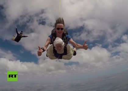 Screenshotter Mujerde102aosrompercordparacaidistaporcaridadenAustralia 1’38”