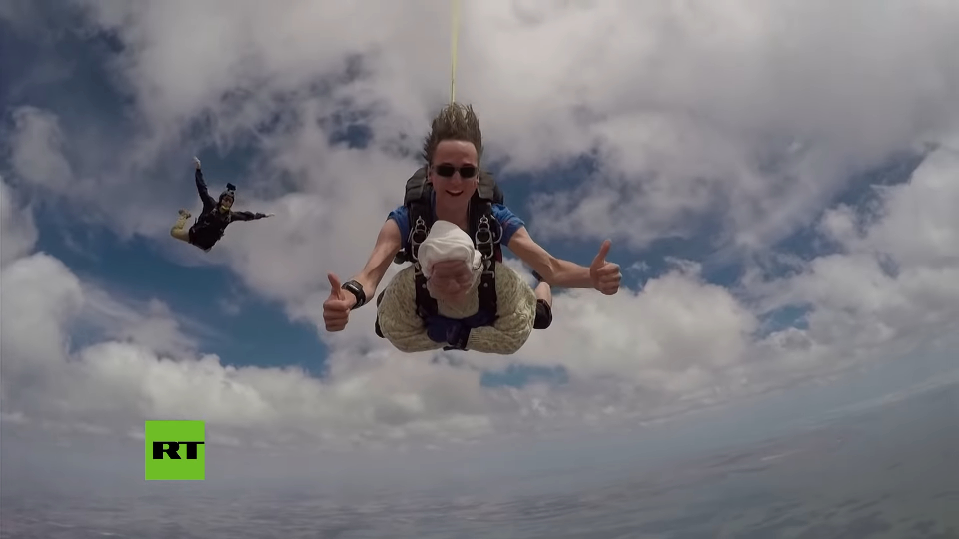 Screenshotter-Mujerde102aosrompercordparacaidistaporcaridadenAustralia-1’38” Screenshotter Mujerde102aosrompercordparacaidistaporcaridadenAustralia 1’38”