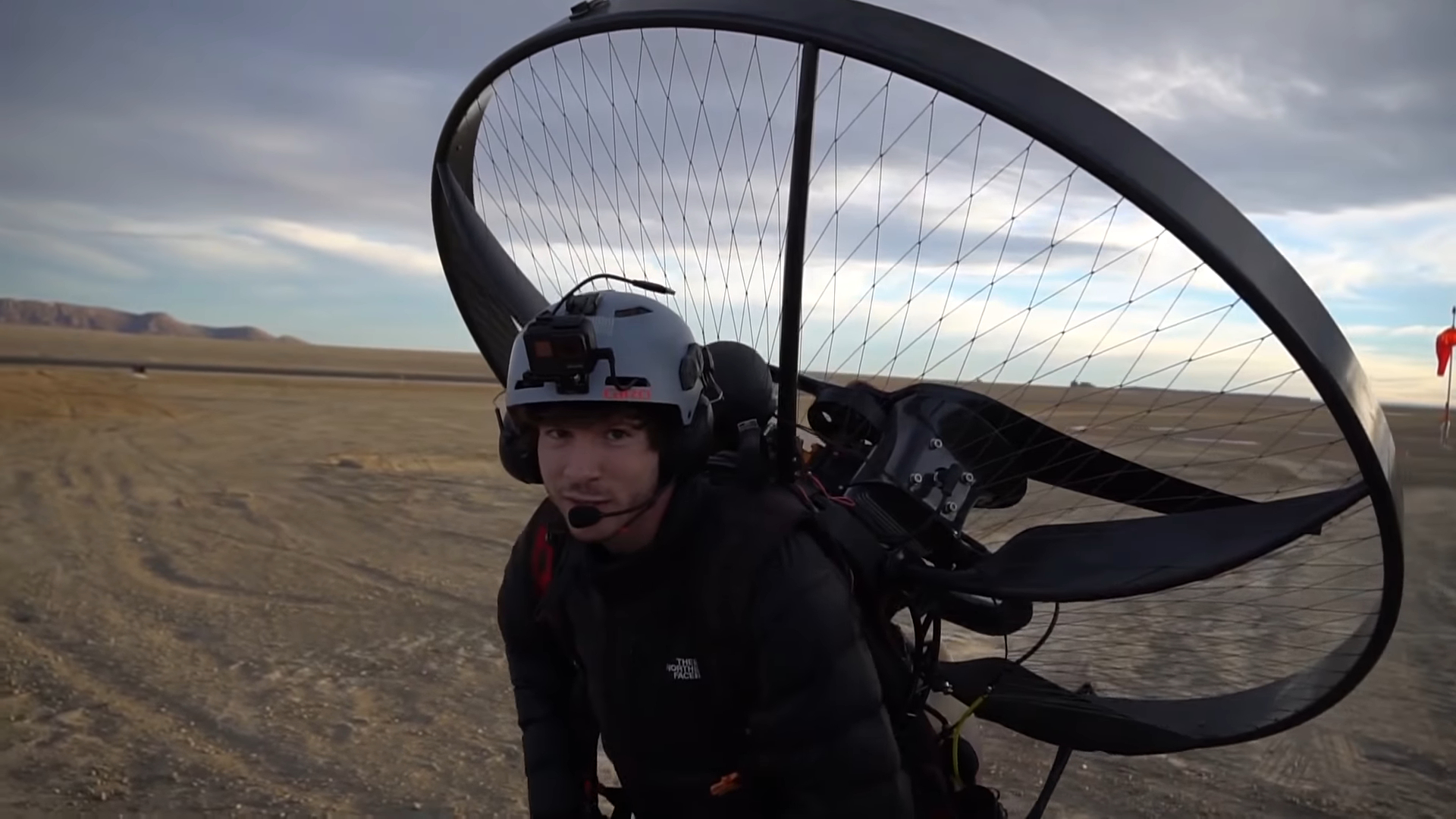 Screenshotter Flyingovera27millionyearoldvolcaniccore 2’04”